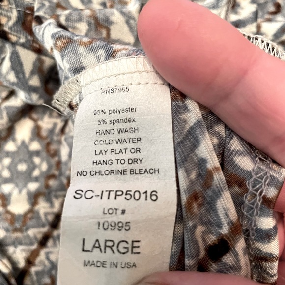 🦋3 for $21 🦋 Elan Beach sleeveless Large Romper. Elasticized at top & waist. - Picture 5 of 7